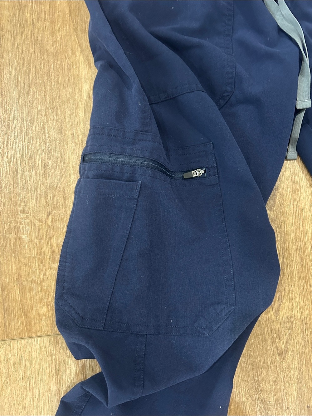 FIGS Set - Leon Scrub Top and Cairo Straight-Leg Scrub Pants - Picture 4 of 12